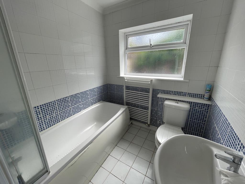 Lot: 43 - THREE-BEDROOM SEMI-DETACHED HOUSE FOR IMPROVEMENT - Ground floor bathroom with shower over bath
